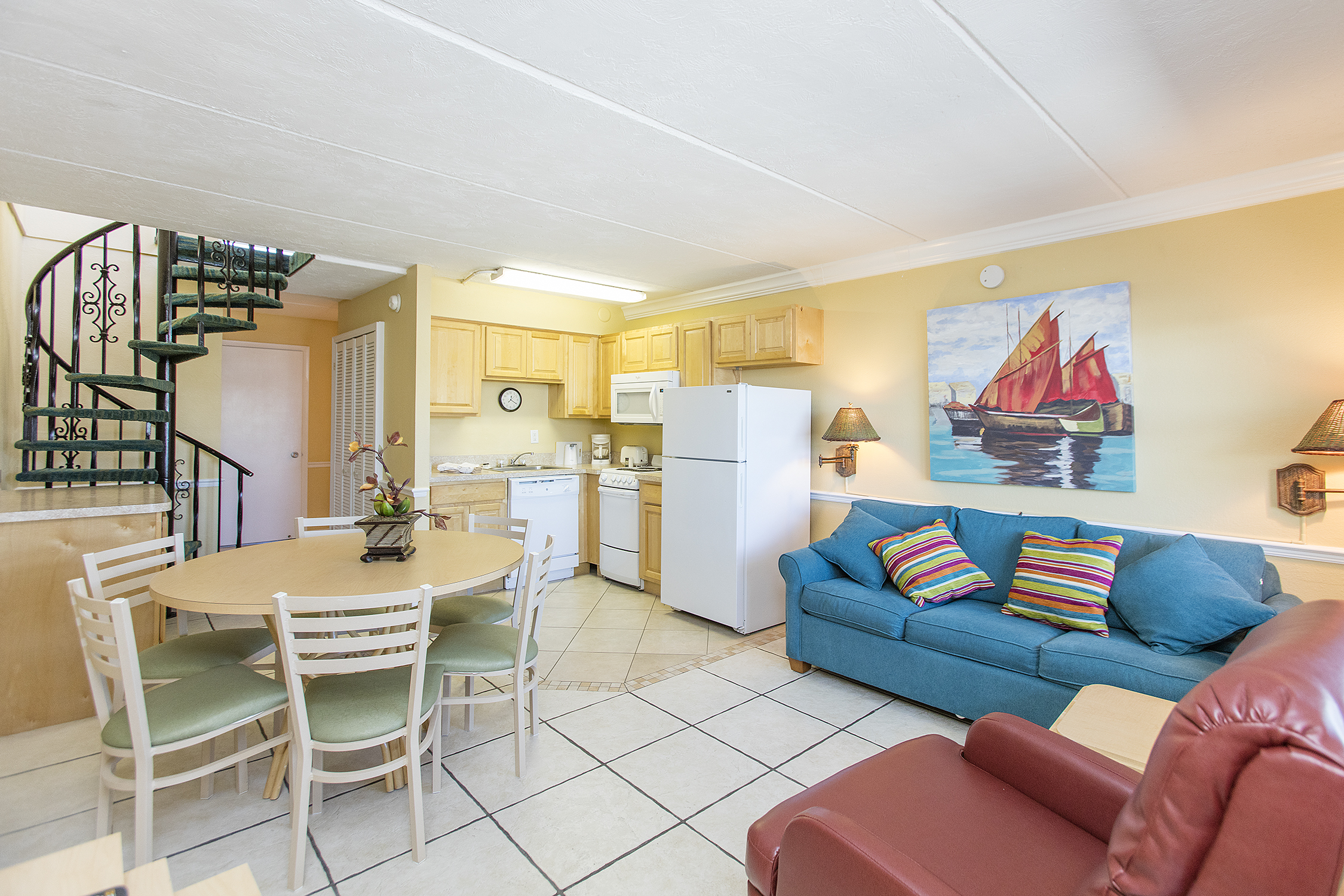 LIVING/DINING AREA