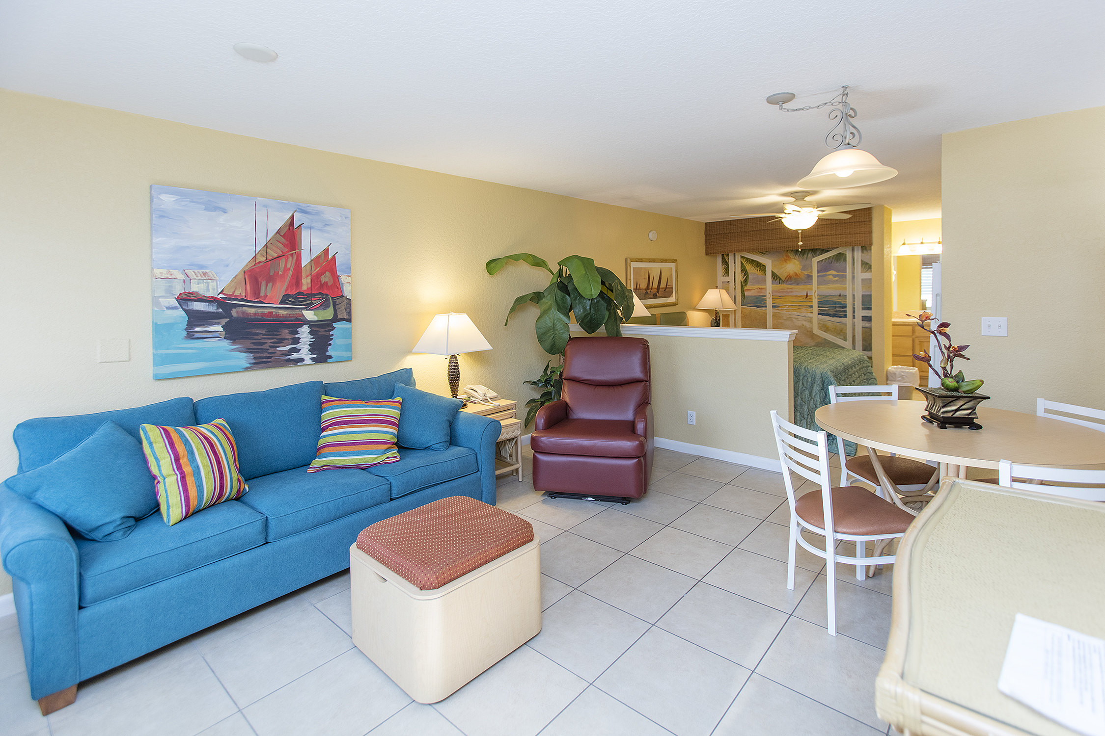 LIVING/DINING AREA